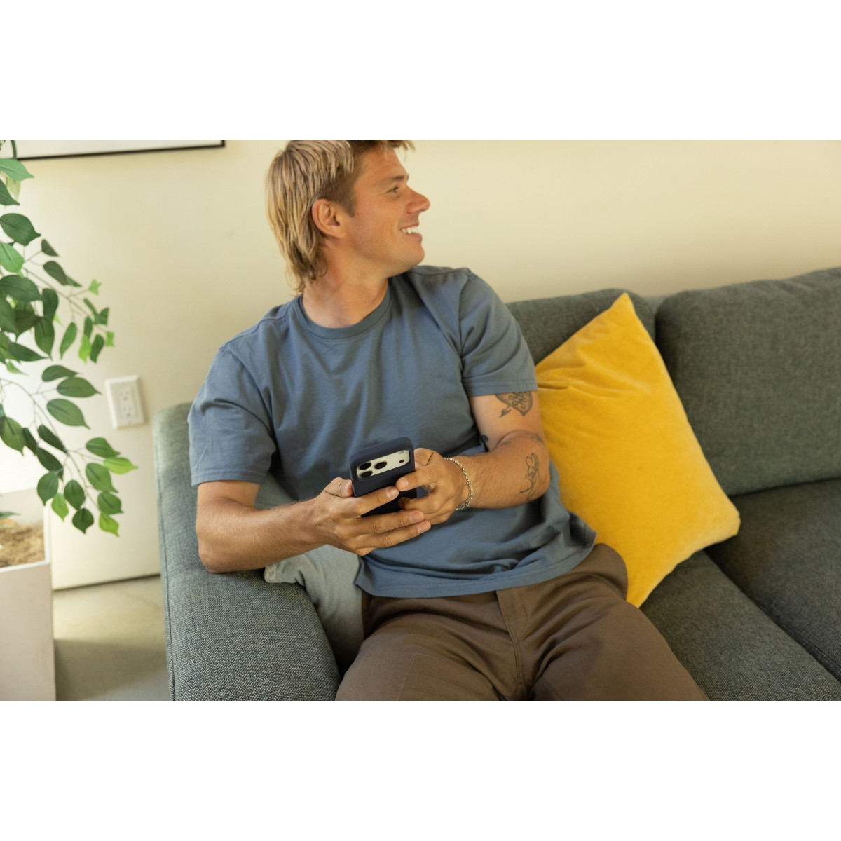 Чехол защитный uBear Touch Mag Case для iPhone 17 Pro Max, MagSafe силикон, софт-тач