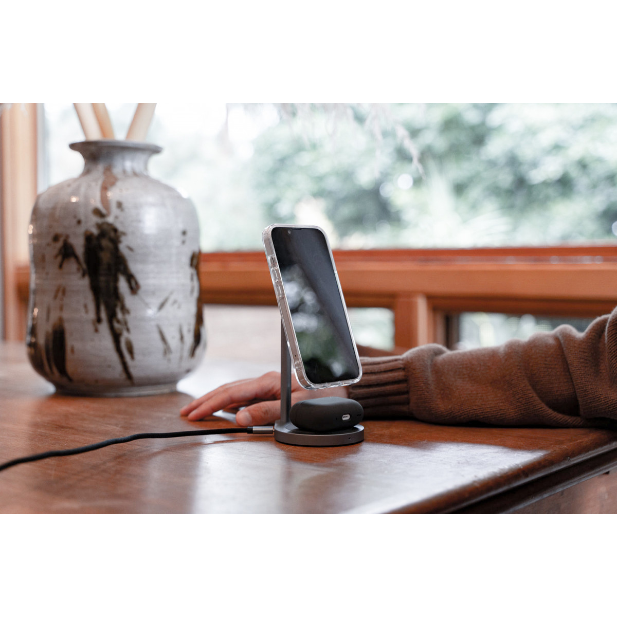 Беспроводное зарядное устройство uBear Stage, 2-в-1, MagSafe совместимое